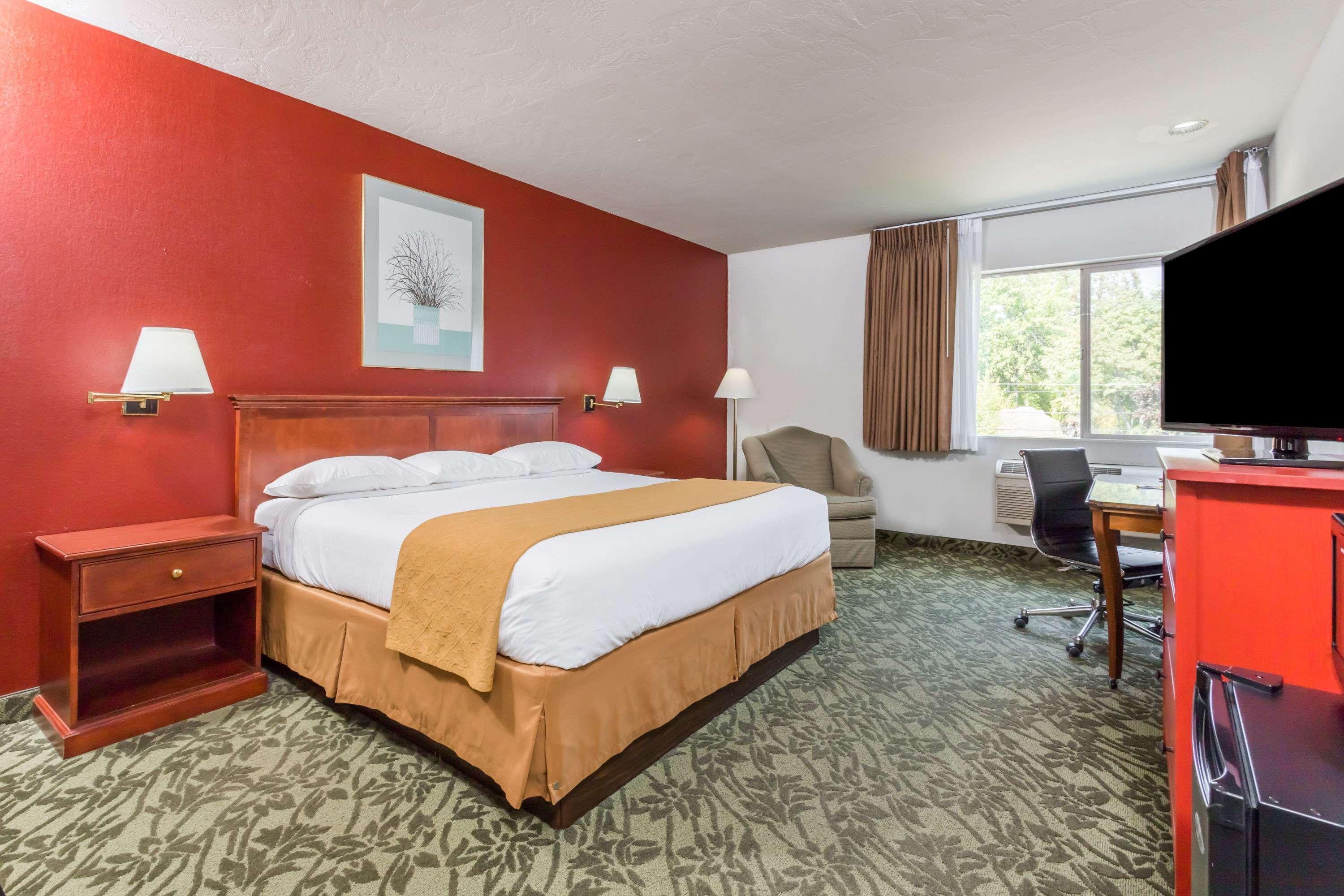 Days Inn By Wyndham Eugene Downtown/University Экстерьер фото